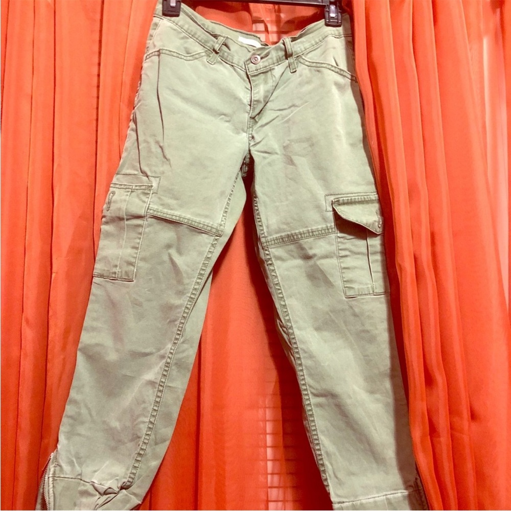 Levi’s Cargos Capris Size 26